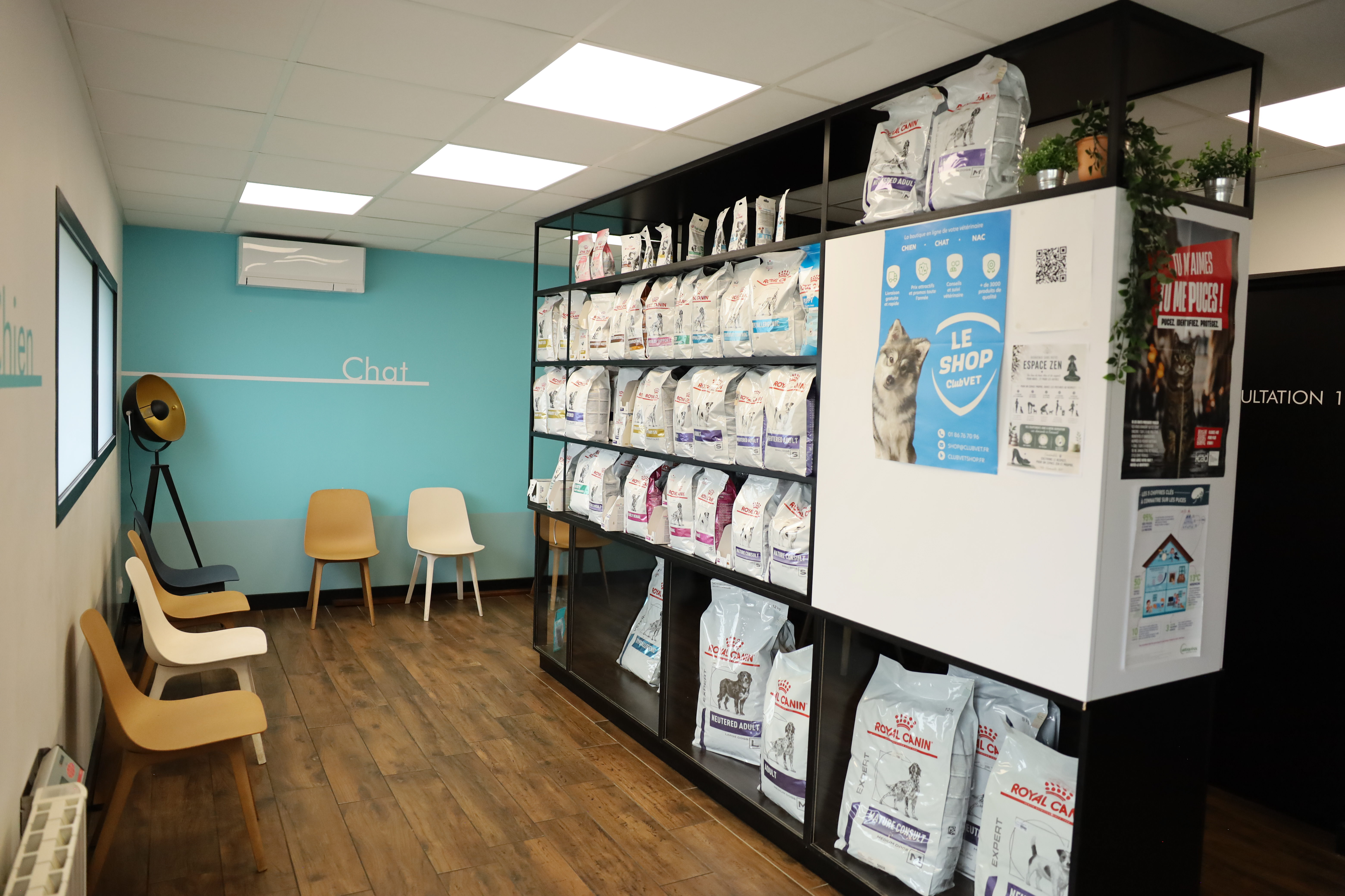 Rayons d'aliments et de produits pour animaux à la clinique